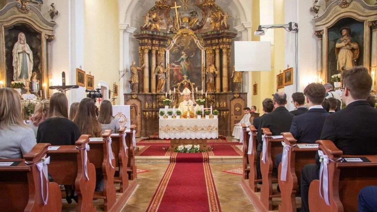 Megkezdődött a bérmálások időszaka a Veszprémi Főegyházmegyében