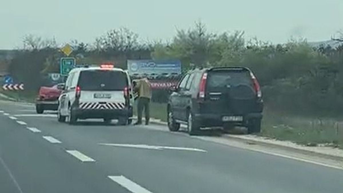 Szalagkorlátnak csapódott egy autó a 8-as főúton (helyszíni videó)