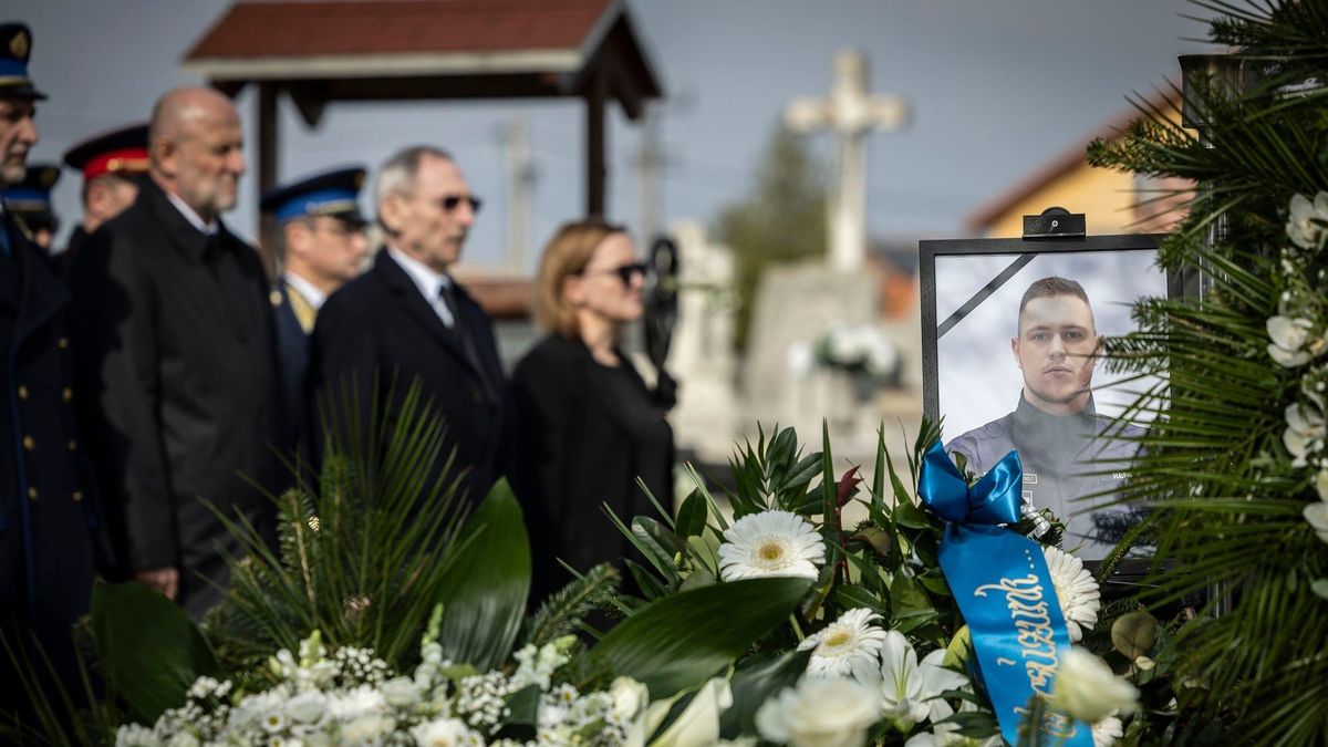 Több százan kísérték utolsó útjára az elhunyt rendőrt – Szívszorító fotók a temetésről