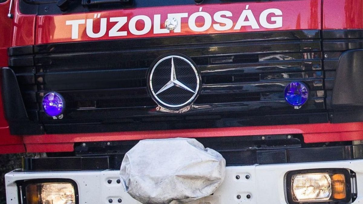Négy település tűzoltói mentettek egy árokba hajtott autó miatt