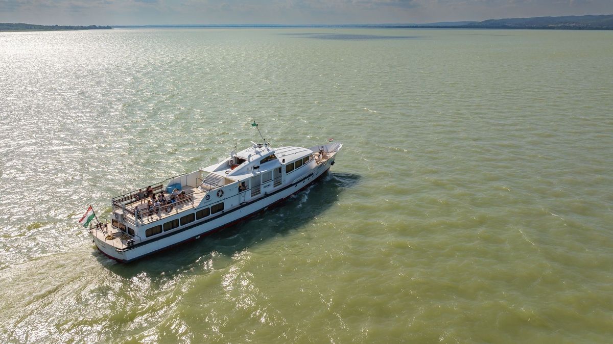 Különleges hosszú hétvégi hajójáratok indulnak Badacsonyból a Balaton legszebb panorámájával