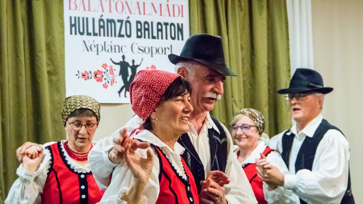Önálló gálaestet tartott a Hullámzó Balaton Néptánccsoport (galéria)