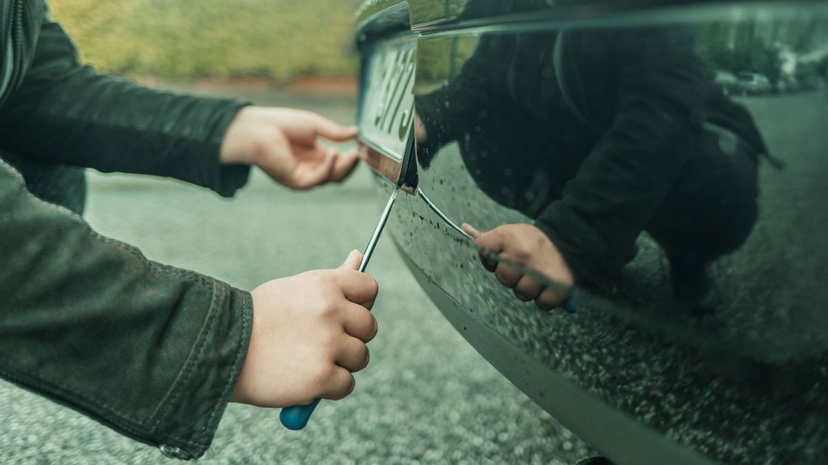 Idegen rendszámmal próbáltak trükközni, vádat emeltek ellenük