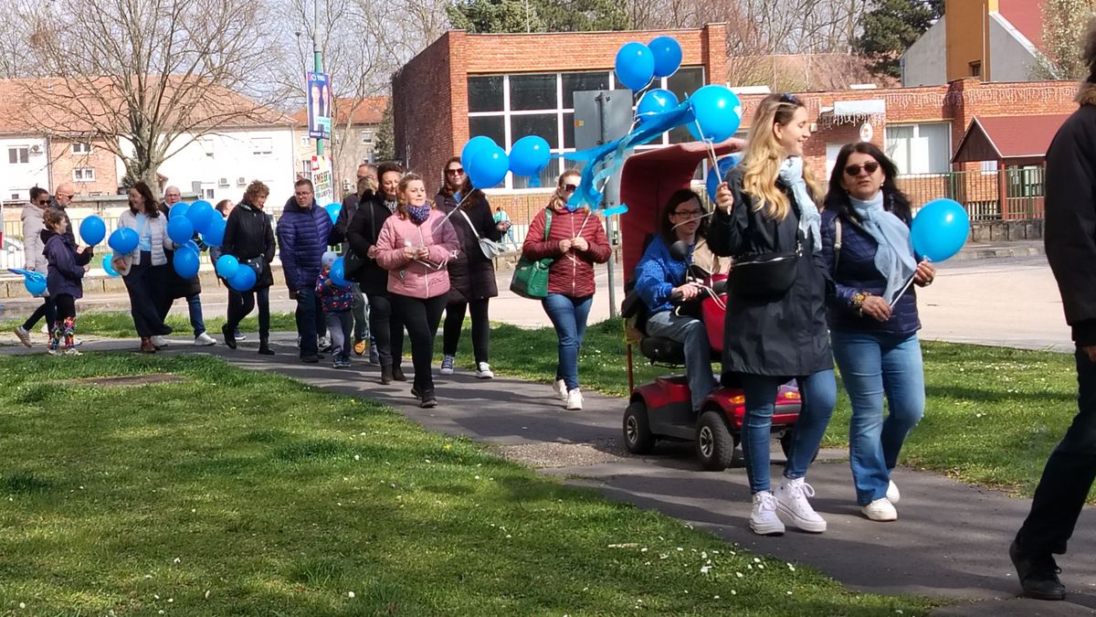 Közösség és elfogadás - kék lufikkal sétáltak az autizmus világnapján