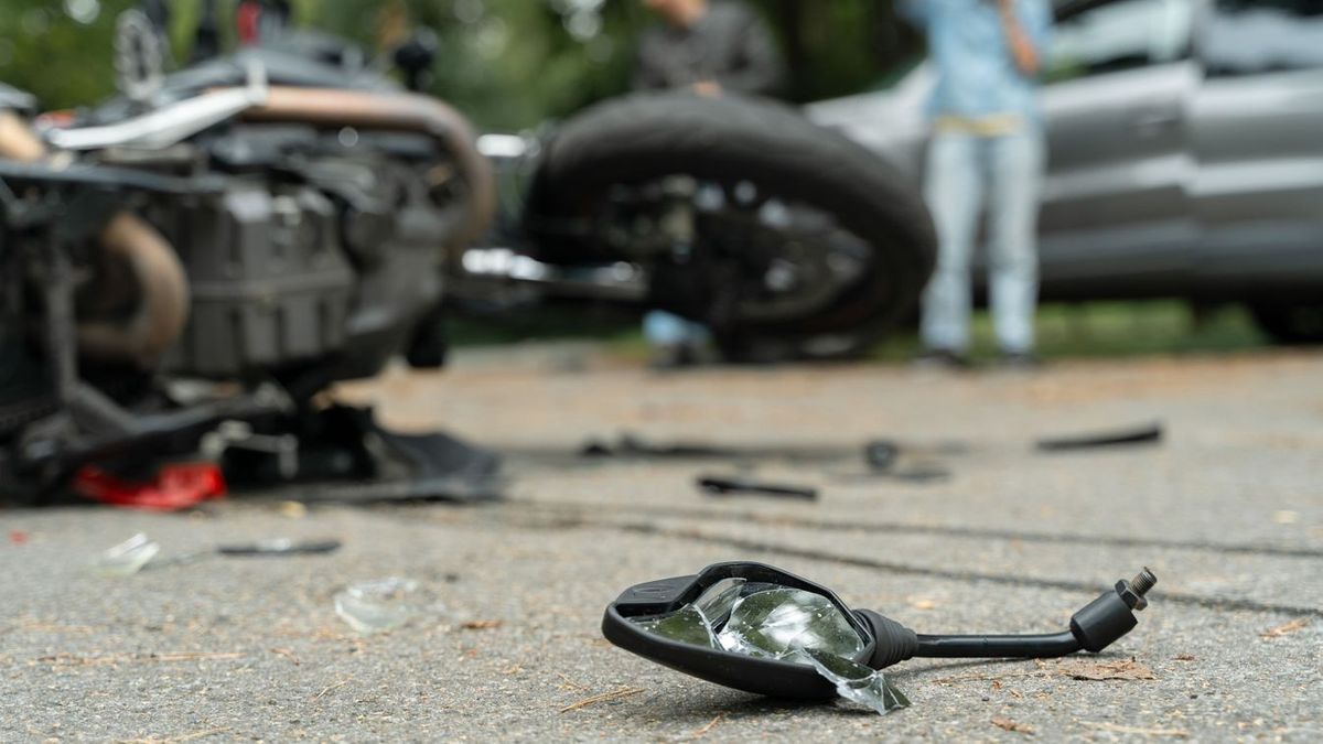 Motor és autó karambolozott a 77-es főúton