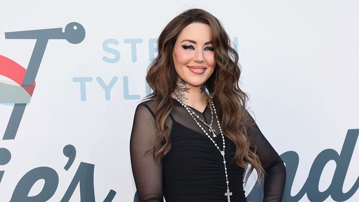 Új sztárpár a rockvilágban, közös dallal jelentkeznek – a férfi korábban Lady Gagával is randizott