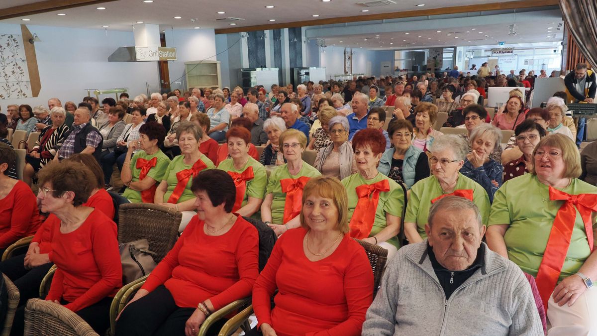 Több száz szépkorúval rajtolt el a nagy hagyományú művészeti fesztivál Balatonfüreden (galéria)
