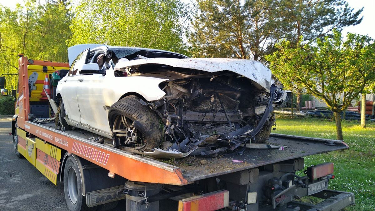 Családi háznak csapódott a BMW, nem élte túl a sofőr
