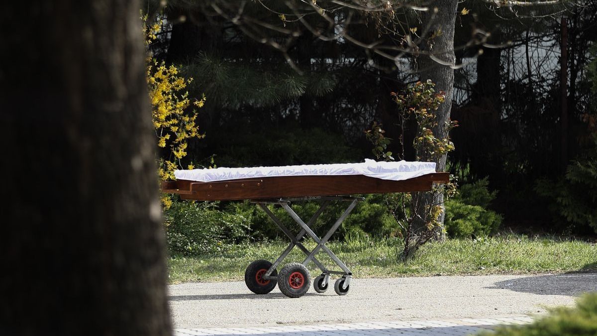 Sokkoló jelenet egy parkolóban! Késsel támadt volt feleségére a férfi