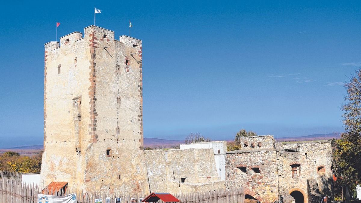 Eddig soha nem látott kép került elő a Kinizsi-vár utolsó Királynéjáról