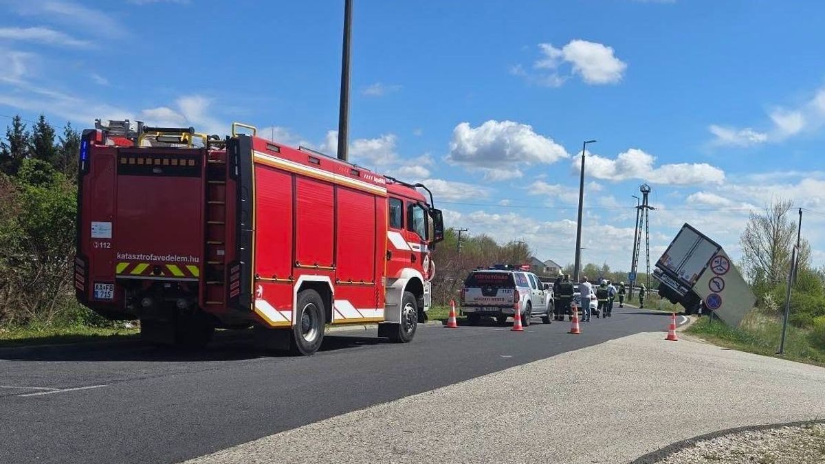 Pihenőből rémálom lett: árokban ébredt a kamionos a 8-as főúton (+ helyszíni fotók)