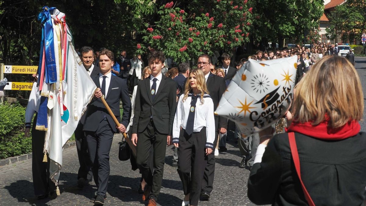 Csodálatos balatoni környezetben búcsúztak a Lóczy-gimnázium végzős diákjai (galéria)