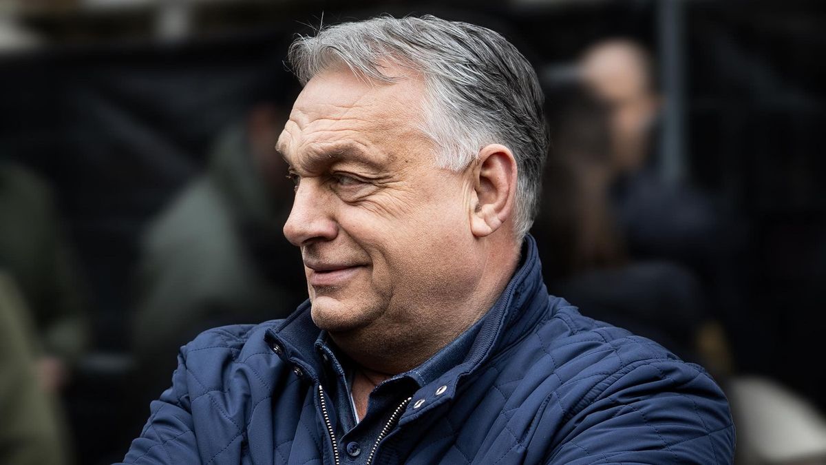 Orbán Viktor határozott választ adott Brüsszelnek: Nem engedjük el a védett árakat, mert a terhek a családok nyakába hullanának vissza (élő)