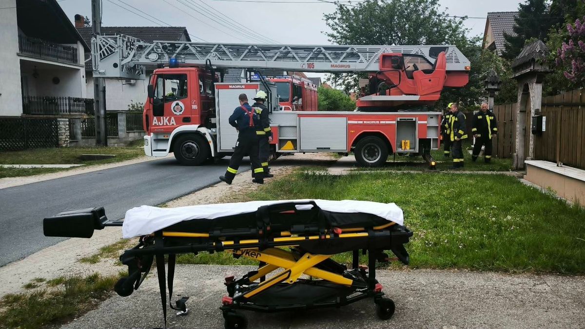 Példás összefogással mentettek ki egy beteget a tetőtérből Ajka közelében (helyszíni fotók)