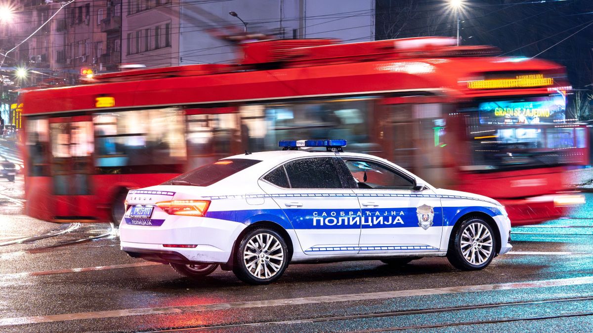 Baleset Belgrádban: Épületnek csapódott egy villamos, sok a sérült