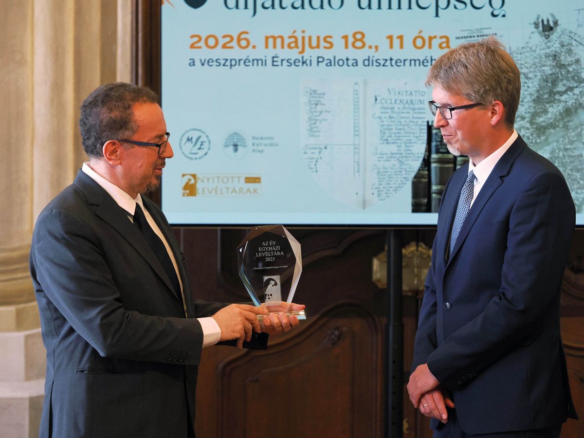 Dr. Kenyeres István adta át a díjat dr. Karlinszky Balázsnak, melyet a Veszprémi Főegyházmegyei Könyvtár és Levéltár érdemelt ki