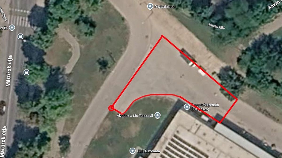 Hiába néz ki parkolónak, tilos megállni a veszprémi kis Tesco mellett