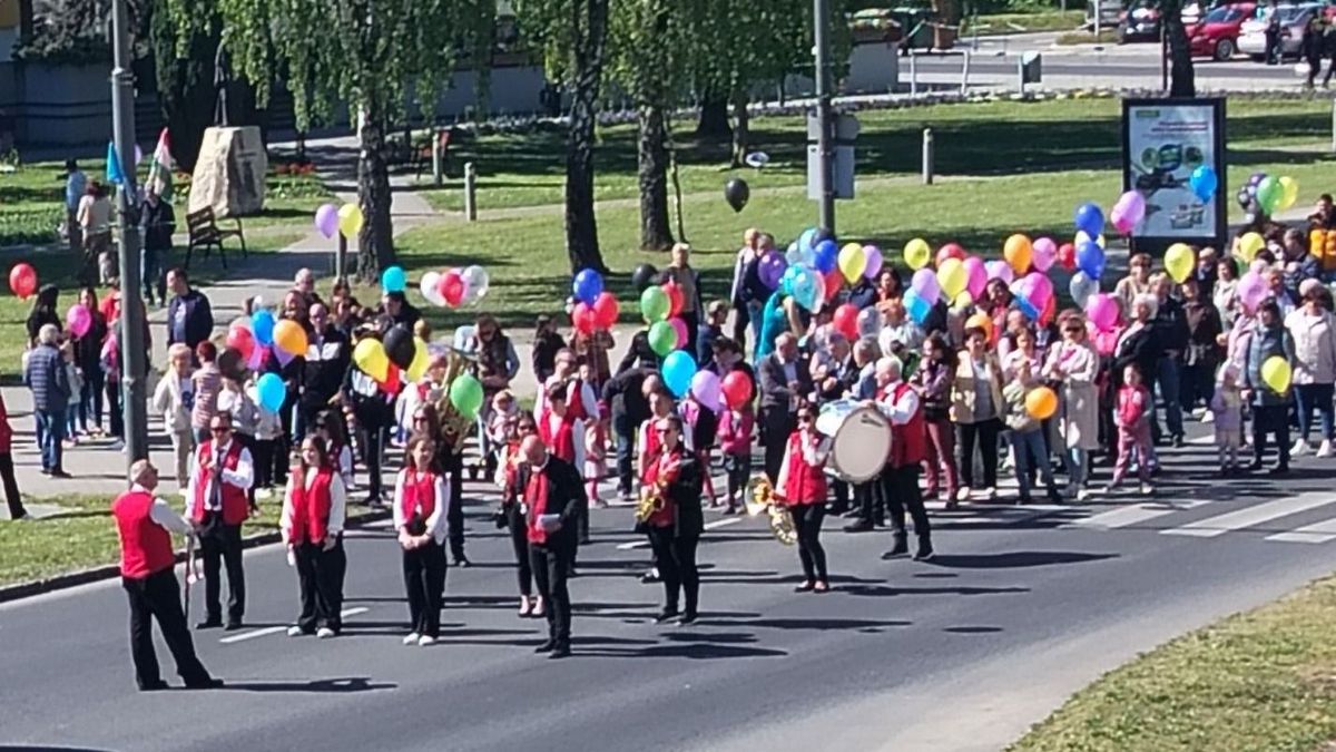 Ajkai majális felvonulással, körhintával, virslivel (videó)
