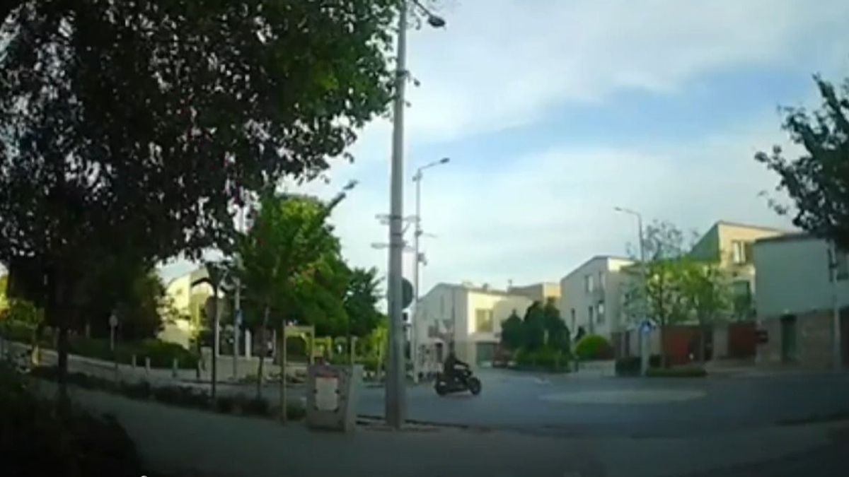 Videóra vették a veszprémi motorost: egyszerűen átvágott a körforgalmon