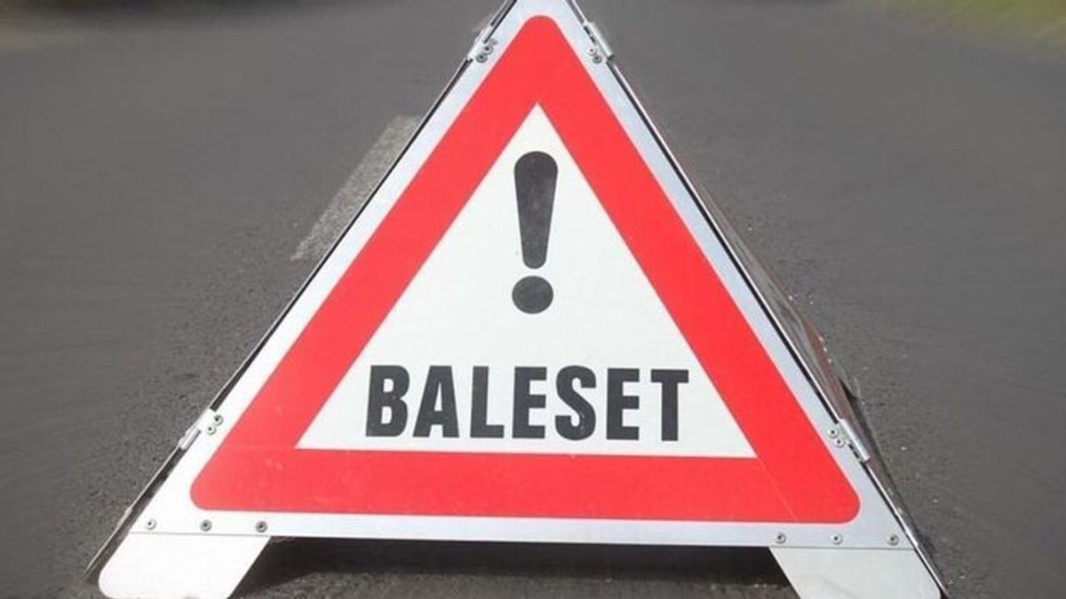 Két gépkocsi karambolozott a 8-as főúton - félpályán halad a forgalom!