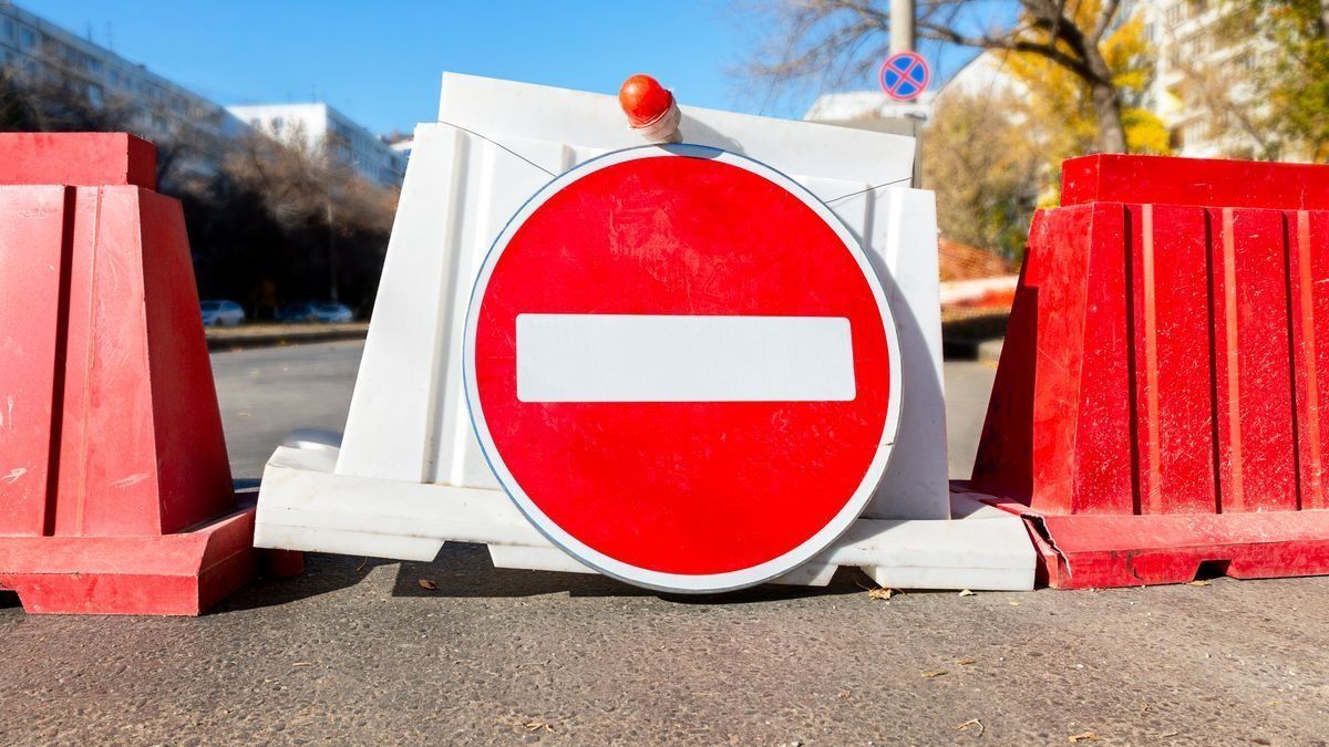 Teljes útzár Balatonfűzfő egyik utcájában hibaelhárítás miatt
