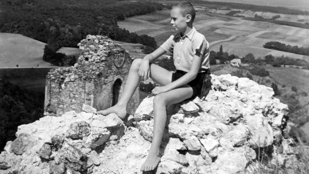 Egy hatszáz éves legenda nyomában – Ilyen volt, ilyen lett a kilátás a bakonyi várból (képgaléria)