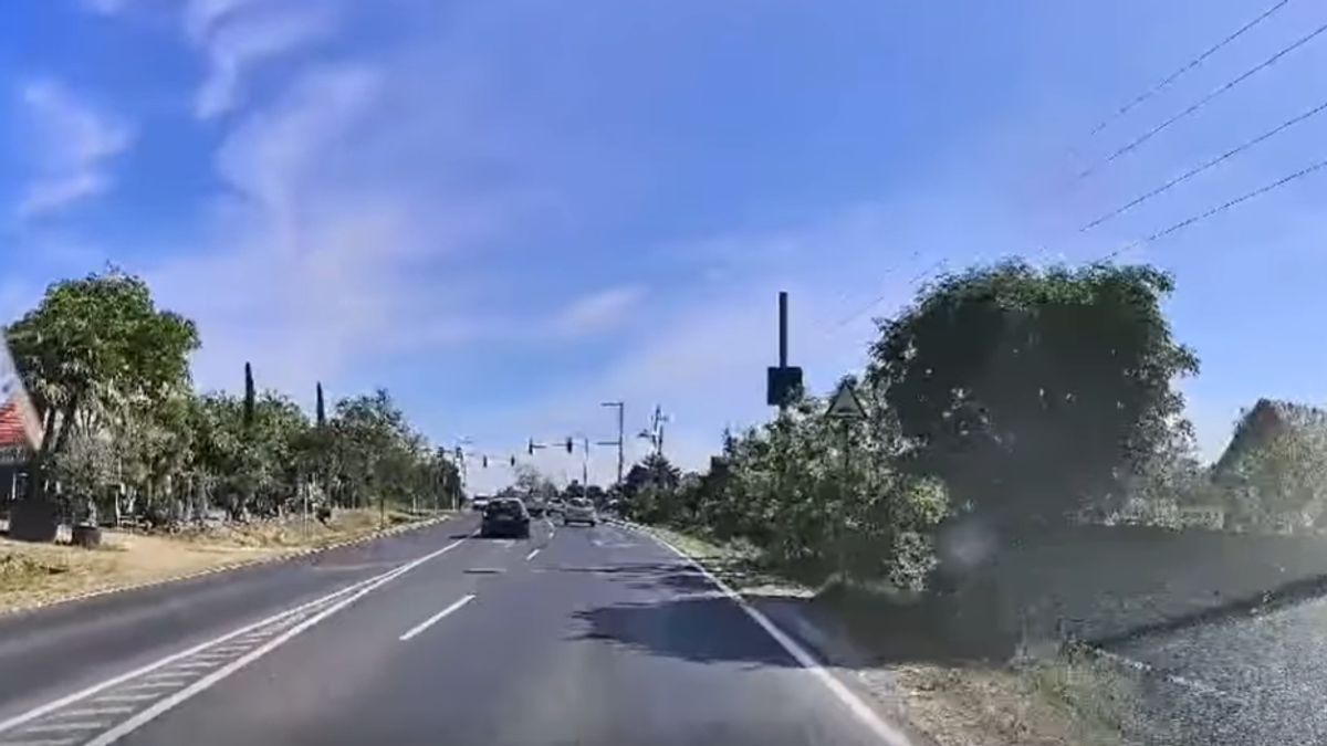Tilos jelzésen ment át a teherautós, videóra vették