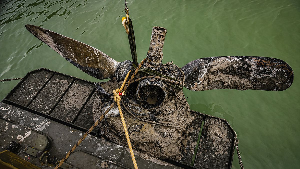 Emberi maradványokkal a fedélzetén találtak repülőt a Balatonban, több roncs is van (videó)