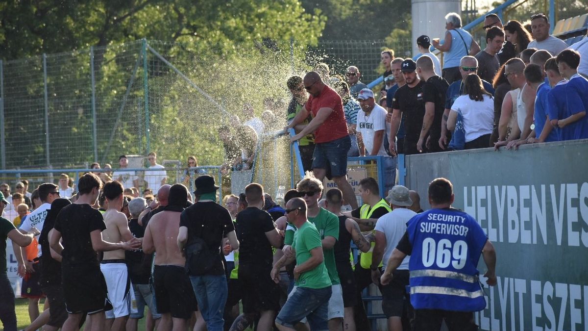 Rendőrt és mentőt is hívni kellett a Perutz–Haladás derbire (galéria)