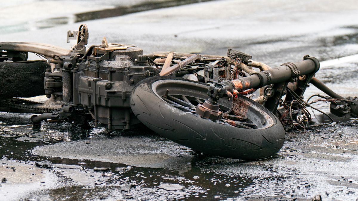 Motorossal karambolozott egy személyautó Pápán - teljes útzár az érintett szakaszon!