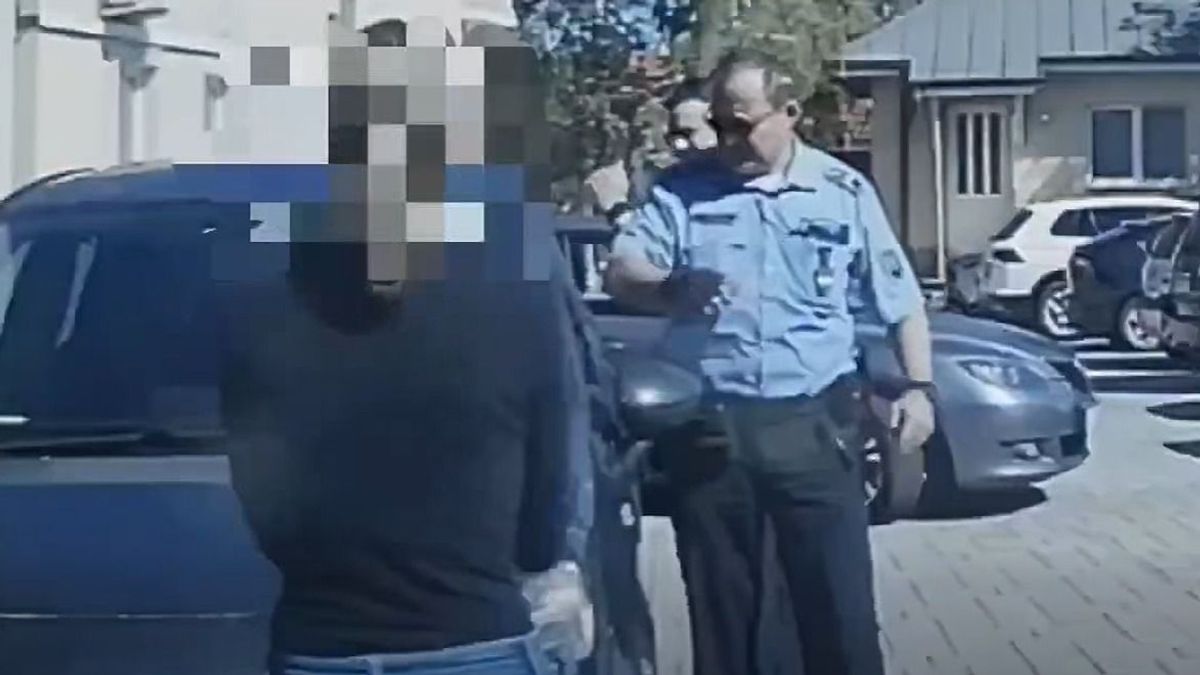 Rendőri segítséggel menekült meg egy autóba zárt kislány Tapolcán (videó)