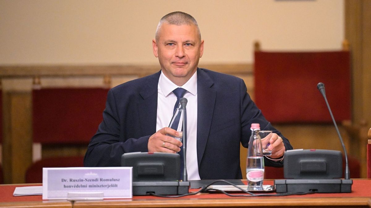 Ruszin-Szendi Romulusz kivizsgáltatja a vezérkari főnökként neki épített luxusvilla ügyét