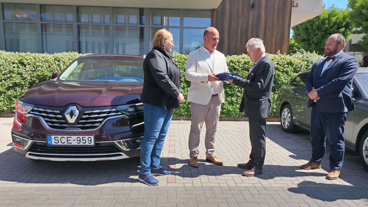 Gépjárművet ajándékoztak a testvérvárosnak