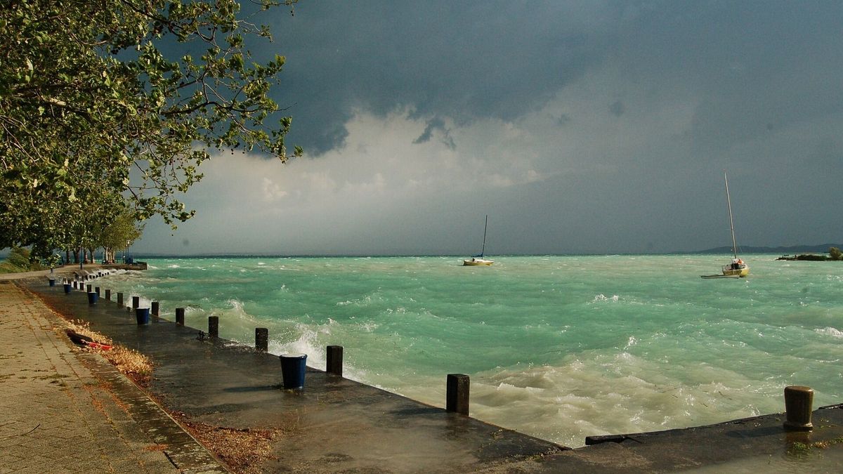 Egyre durvább lesz az idő a Balatonnál: orkánerejű szél és zivatarok csaphatnak le