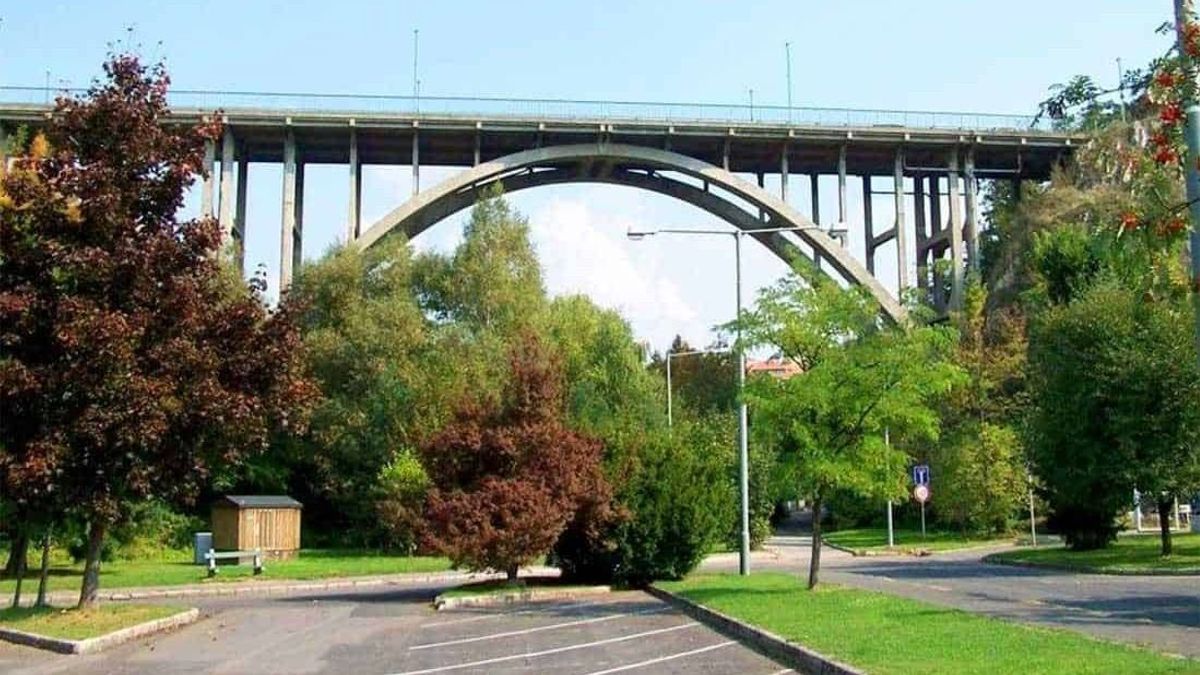 Szökött tinilányért aggódott Veszprém, a viadukt alatt találtak rá