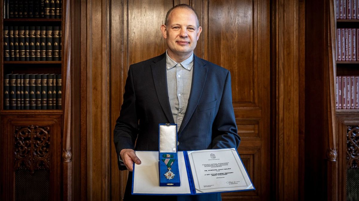 Kitüntették a főorvost, aki nyitott szívműtétet hajtott végre a nyílt utcán