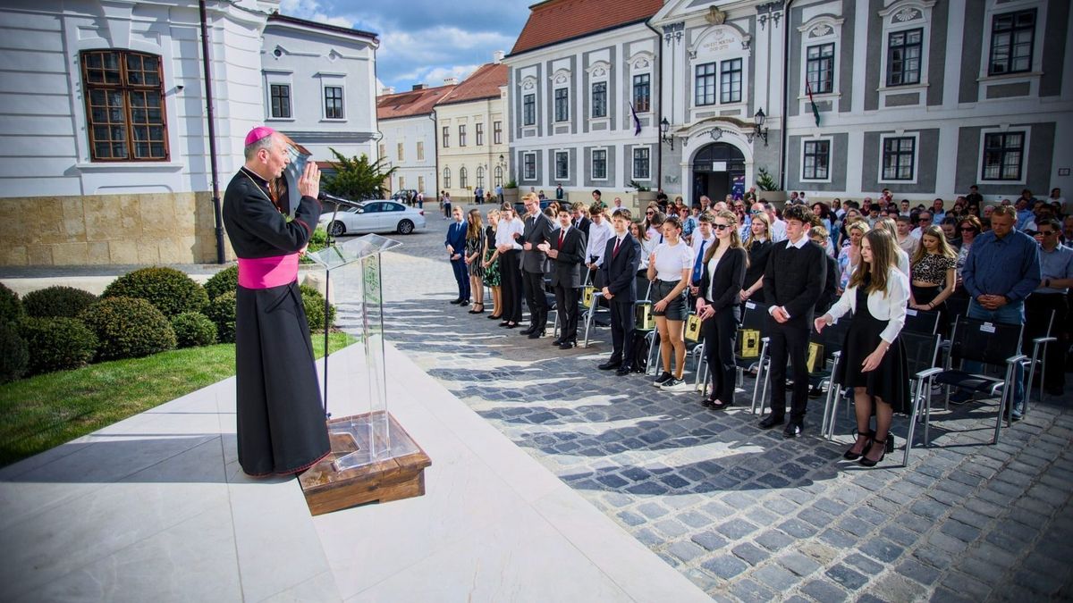 Szent Imre-díjjal jutalmazták a kiemelkedő teljesítményt nyújtó diákokat