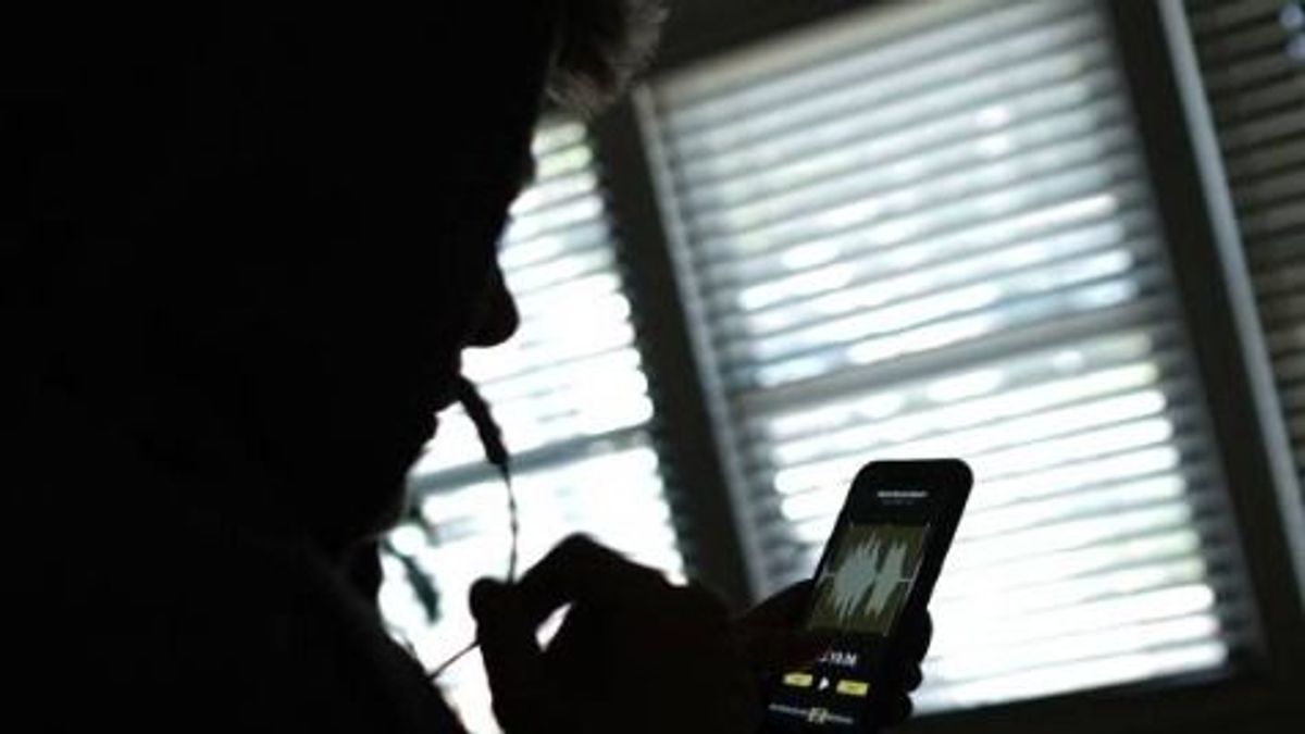 Rejtett diktafonnal figyelte felesége minden szavát az 56 éves férfi