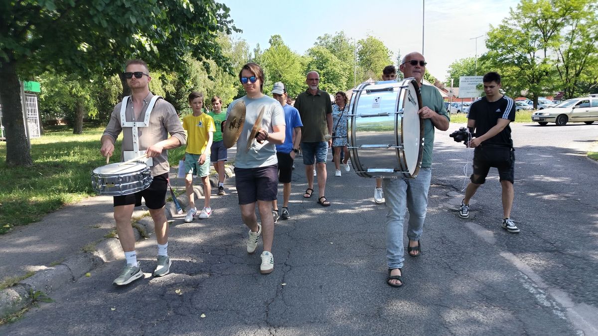 Felvonulással támogatták az ajkai zeneiskolát