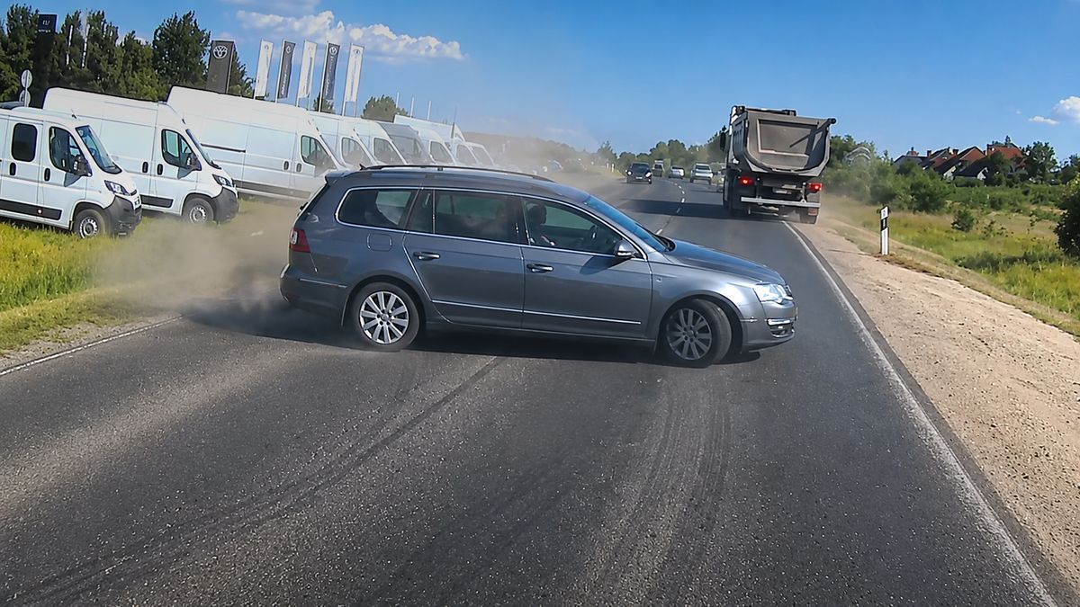 Őrangyala menthette meg a sofőrt Veszprémnél: centiken múlt a tragédia (videó)