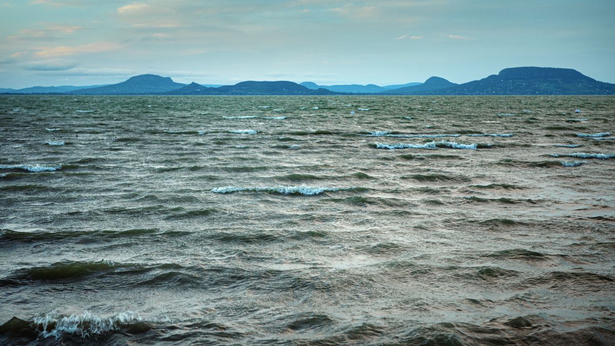 Figyelmeztetést adtak ki a Balatonra: brutális széllökések csaphatnak le