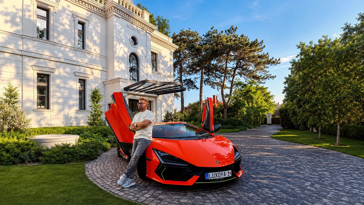 Ezzel akár az épületet is elhúzhatná: Jákob Zoli a Rodostó-villa előtt villantott a Balatonon