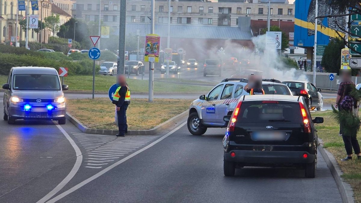 Kigyulladt egy autó a belvárosi körforgalomban (helyszíni képek + videó)