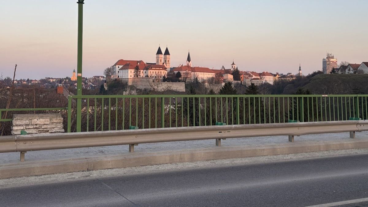 Életmentés miatt rövid időre lezárták a veszprémi völgyhidat