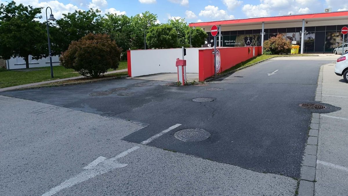 Balesetveszélyes a pápai Spar parkolója?