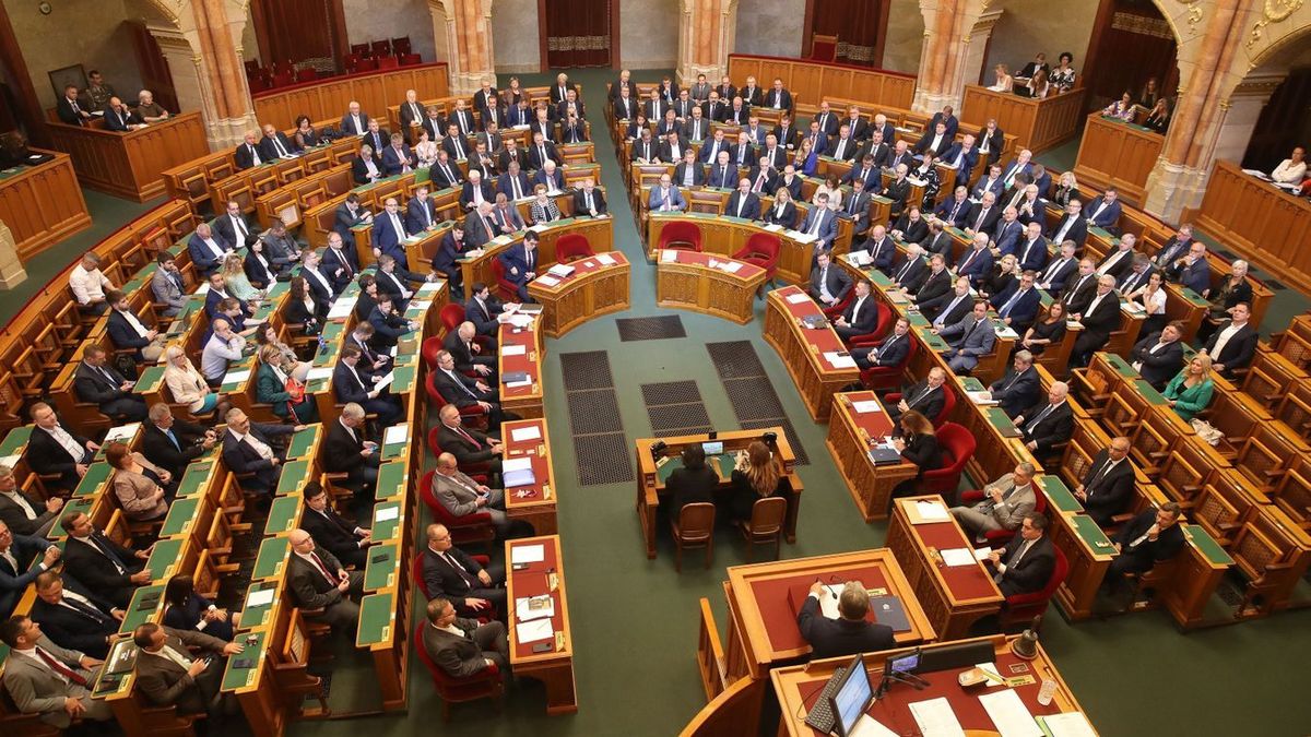 Megkezdődött az Országgyűlés alakuló ülése, ma esküt tesz Magyar Péter – kövesse nálunk élőben!