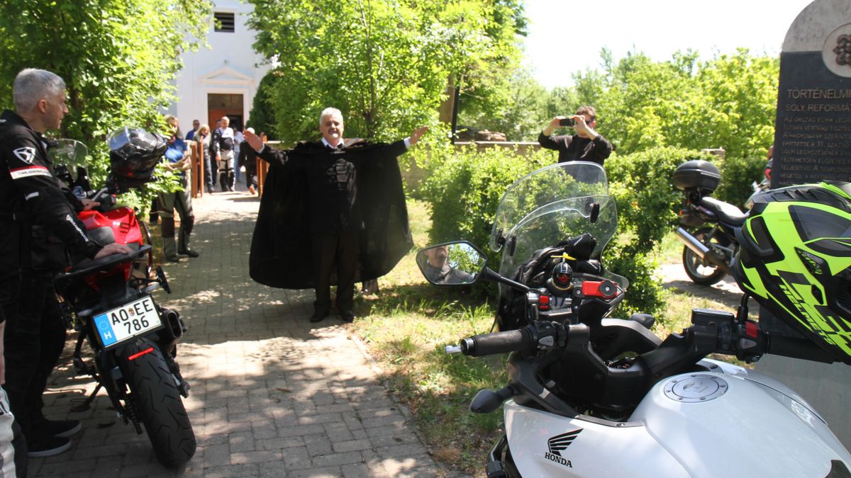 Történelmi helyszínen áldották meg a veszprémi motorosokat