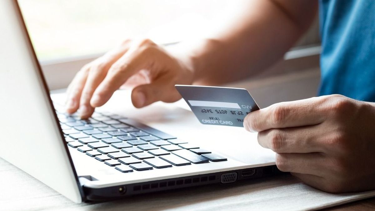 AZ ONLINE VÁSÁRLÁS SÖTÉT OLDALA: ÍGY ÓVJUK MEG MAGUNKAT ÉS GYERMEKEINKET