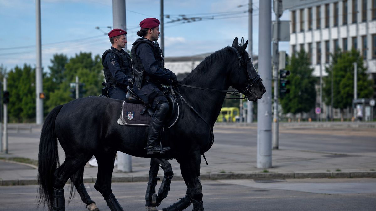 Jelesre vizsgáztak a veszprémi rendőrök a BL-döntőn +videó