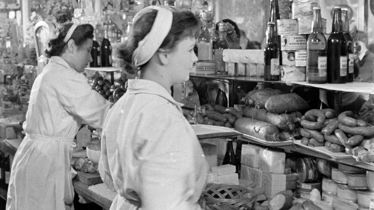 Vasedénybe jártunk és közértbe, fityula és fejkendő volt az eladók munkaruhájának része (képgaléria)